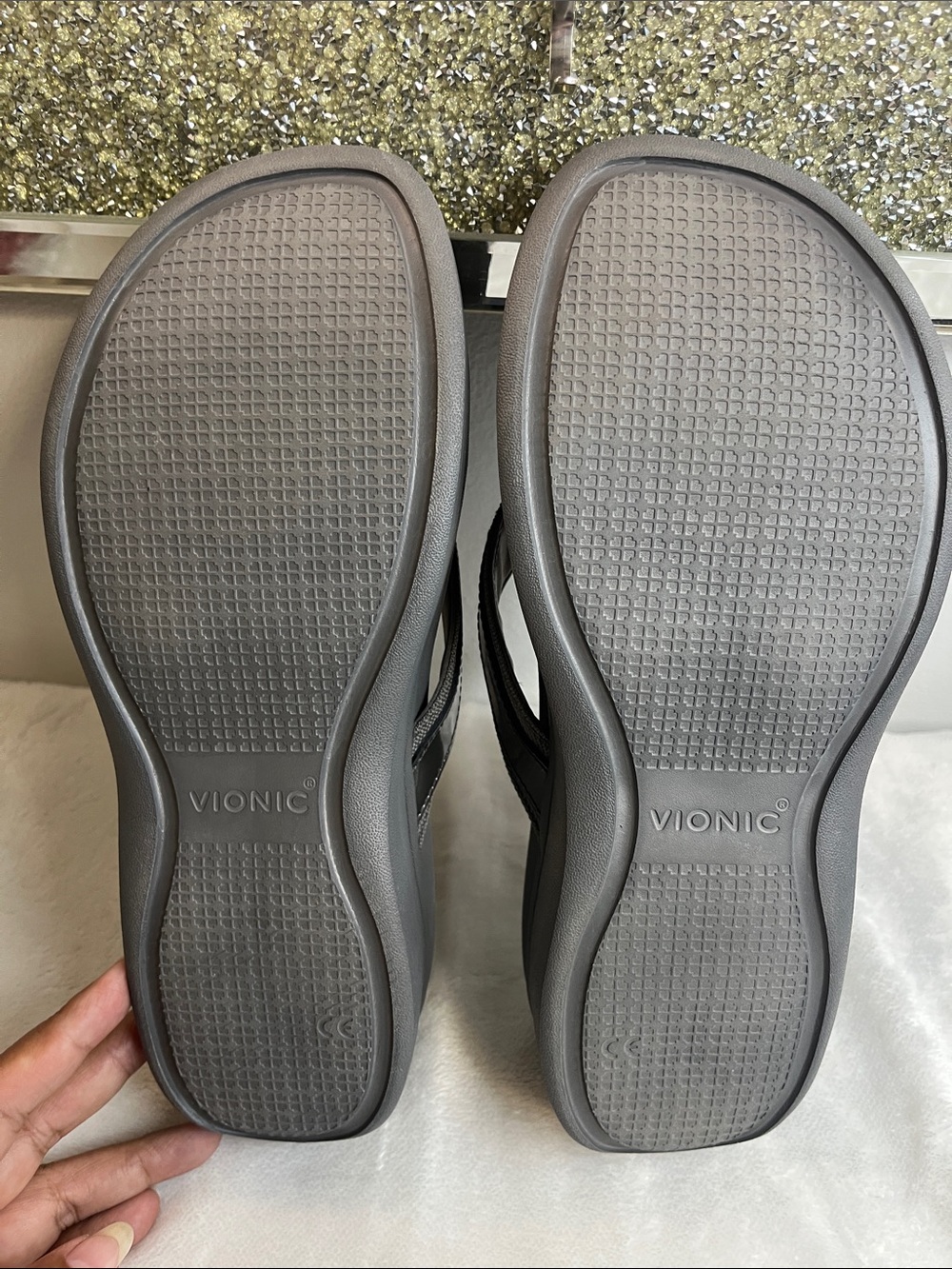 Vionic Women's Charcoal Gray Comfort Thong Sandals - Picture 11 of 13